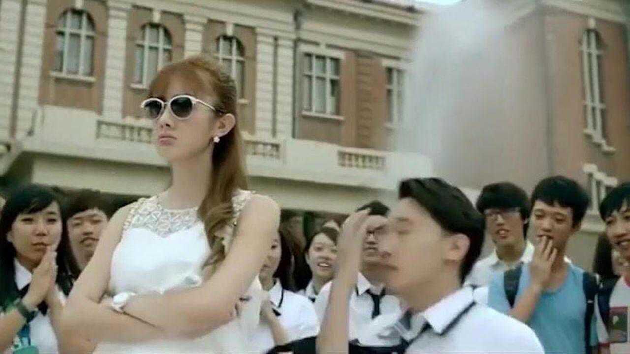 女子尿急进厕所，一旁大号的小胖听声音懵了，还以为自己在女厕所_高清