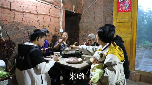 传统石磨豆花配上自家的酸菜汤,煮一锅豆花火锅,小拾妹都流口水