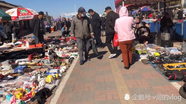 天津最大二手跳蚤市场,64年旧衣服都有,要价200