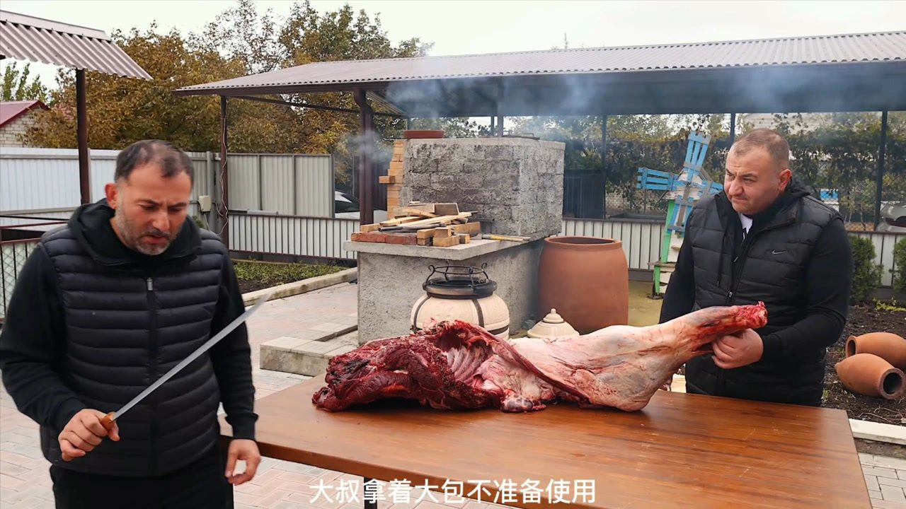 霸气高加索大叔请朋友吃烤熊肉连小猫都有熊肾吃不愧是最强土豪