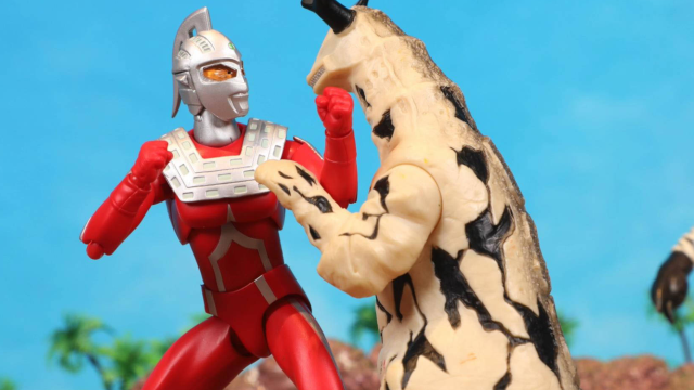 赛文奥特曼扔出冰斧击败入侵地球的宇宙人