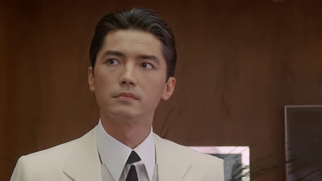 尊龙年轻时有多帅邬君梅初见被惊艳直言最难忘的就是他的脸