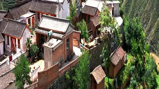 悬崖村坐落于甘肃朱雀村,这里的人吃水是怎么来的,下山是不是特别方便