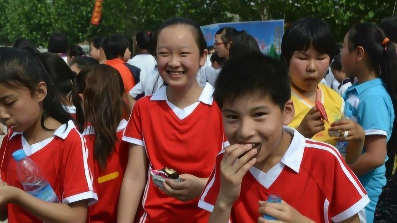 旅顺口区登峰小学趣味运动会场面