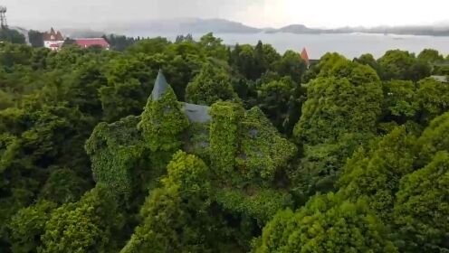 红枫湖上废弃别墅,爬满绿植犹如仙境,距离贵阳市区仅20多公里