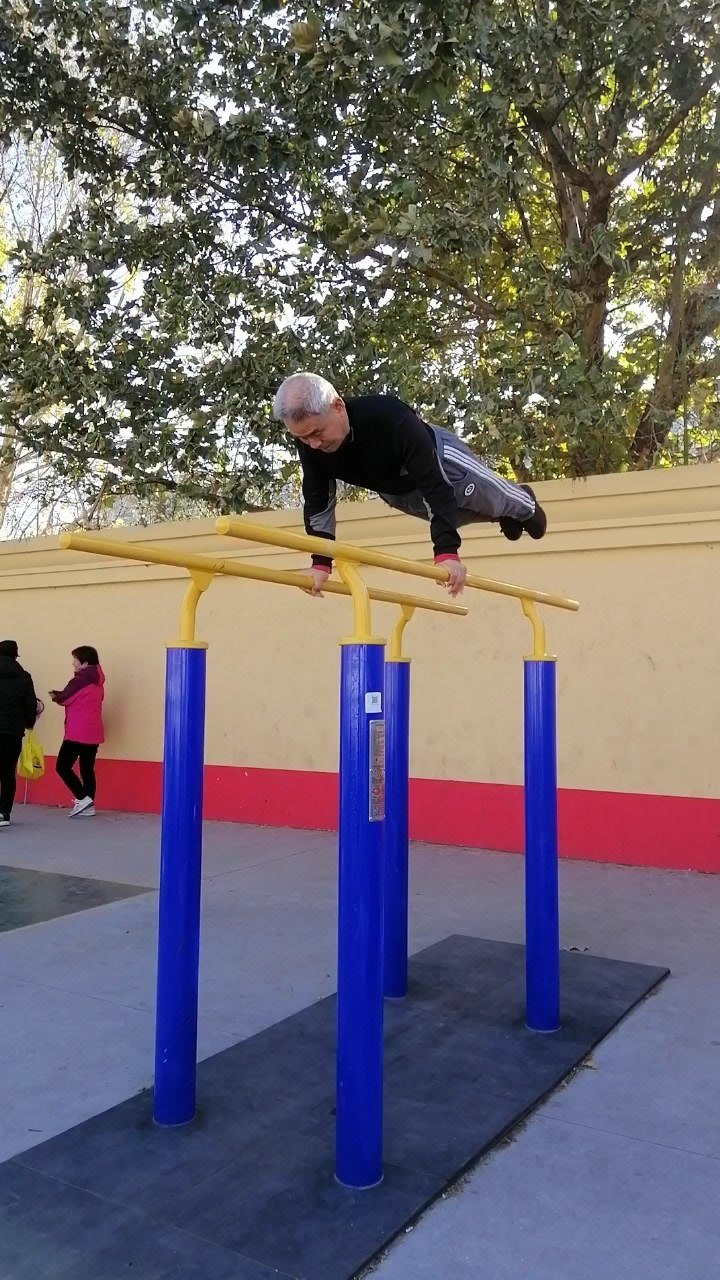 双杠基础动作练习,挂臂前摆上接蹬空起_高清1080P在线观看平台_腾讯视频