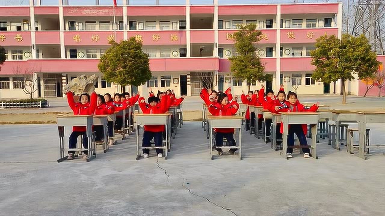二年级《精忠报国》课桌舞