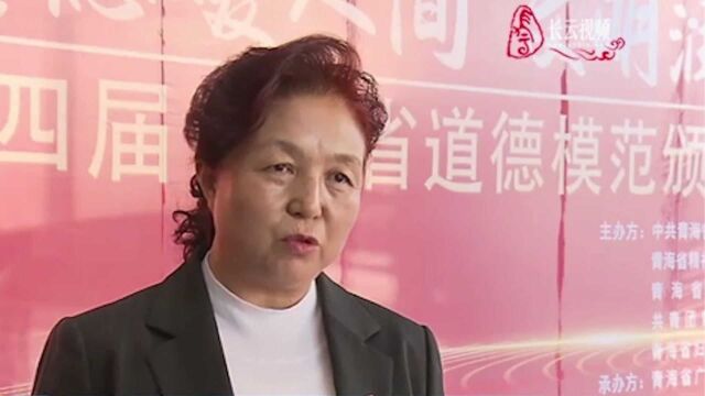 道德模范激励前行力量,他们美德故事生动呈现,接受鲜花和掌声