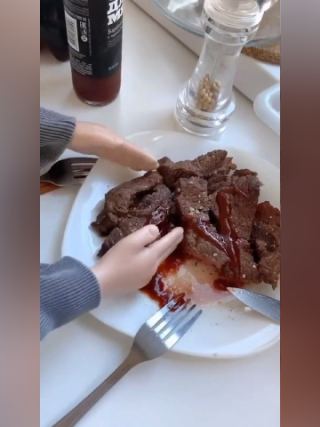 我的手太小了,只能这样吃牛排了.#搞笑