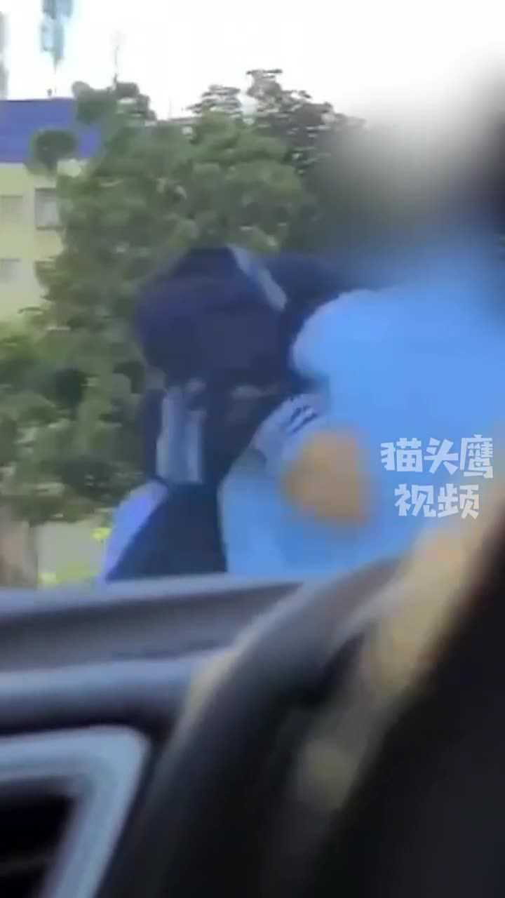 广西某学校门口，两名小学生早恋亲嘴不停，网友：这是老师和家长谁的责任？#记录生活#小学生#孩子_高清