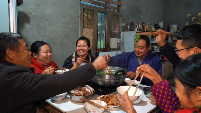 冬至欢愉,常安常乐,做一锅热气腾腾的羊肉汤锅,一家人吃得真暖和