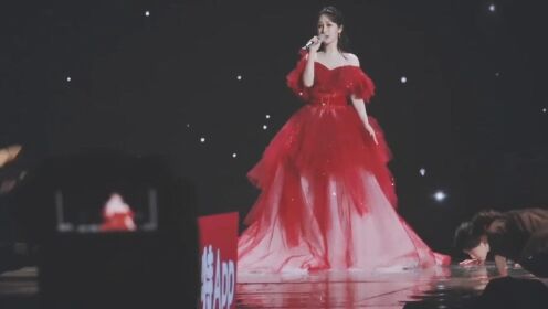 直拍杨紫在跨年晚会演唱《温蒂公主的侍卫》舞台现场focus
