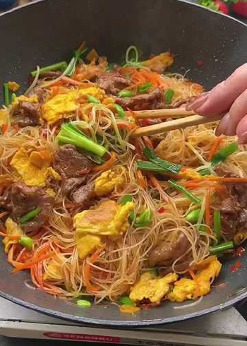 不知道吃什么的时候,就安排这个鸡蛋牛肉炒米粉,简单方便又好吃.