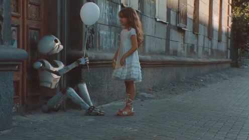 机器人流浪街头，女孩好心送它一只气球，结果救了自己一命