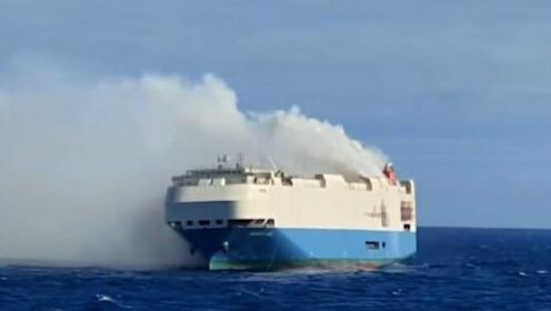 国际集装箱货轮海上起火，4000辆豪车被烧毁，船员救火不及弃船逃生