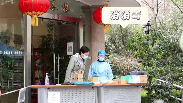 封控居民楼核酸采样怎么做?现场直击!上“健康云”提前登记个人信息,加快采样速度!