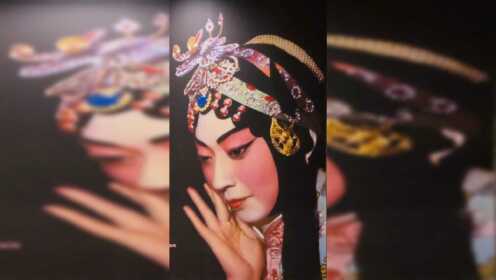 梅兰芳的一生 | 带你看梅澜芳华 国博梅兰芳艺术人生展览

本次展览共展出实物近400件，图片近600张，从这些珍贵的文物资料中，小京带你看 梅兰芳大师的一生。