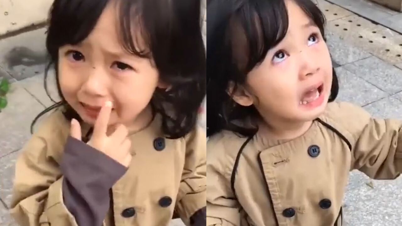 萌娃撞到柱子崩溃大哭,不忘抱抱柱子礼貌道歉:善良的小女孩