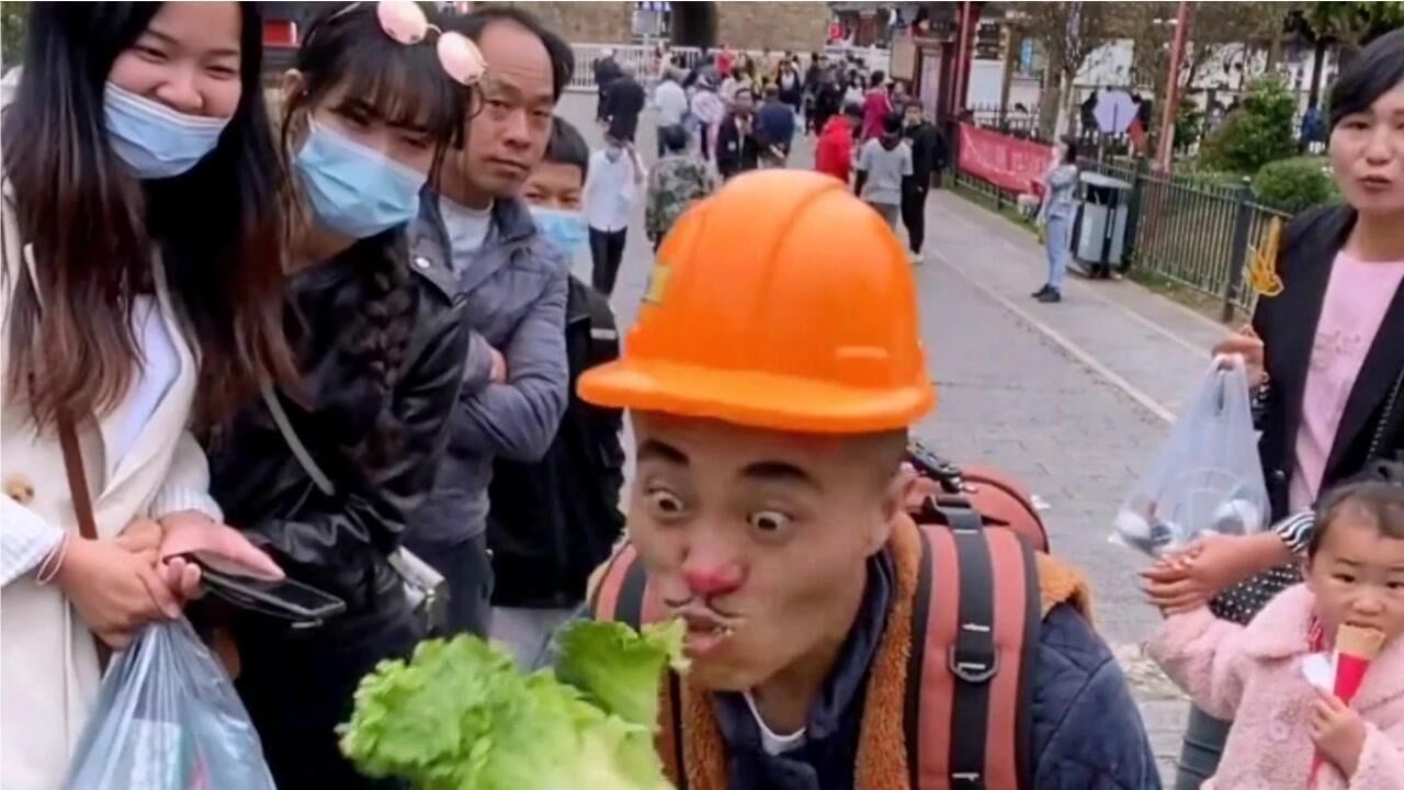 90后网上扮演光头强,走红于网络吸粉几百万,他来自云南昭通市_腾讯