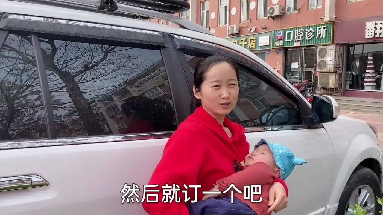 航航一周岁了,二丫带着又拍照又订蛋糕,陪孩子过个圆满生日