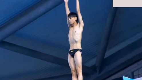 小神，是罗云熙的第二个角色，即便这只是个男四，罗云熙仍认真的为拍戏练习跳水。
