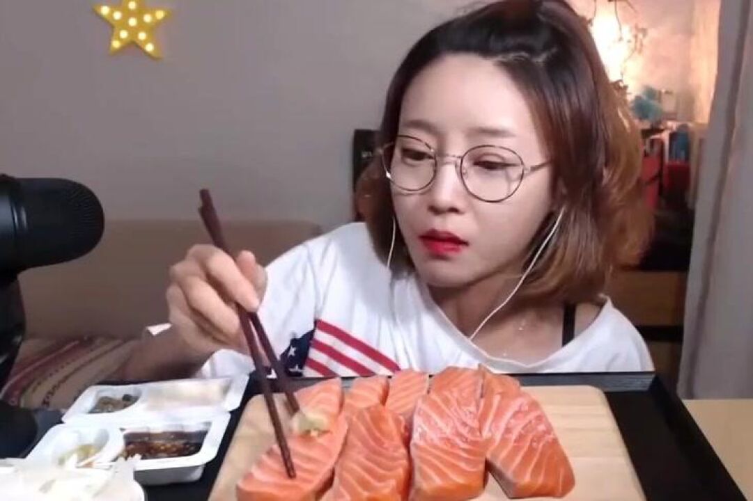 韩国大胃王美女吃生三文鱼,小嘴塞一大块嚼都嚼不过来了!