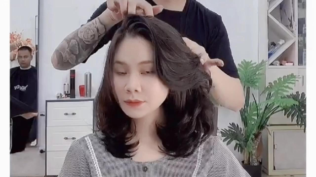 自然卷美女烫头发,上直下卷烫发技术,简单优雅有气质