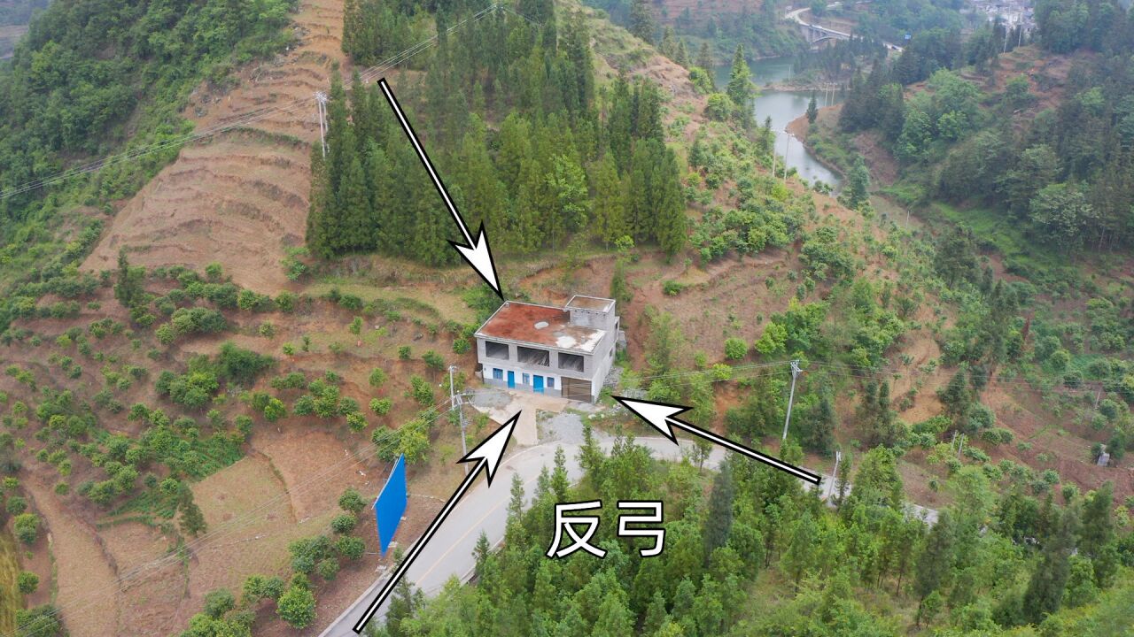 小伙辛苦打工4年回家建房子,没想到选了个反弓路,肠子都悔青了