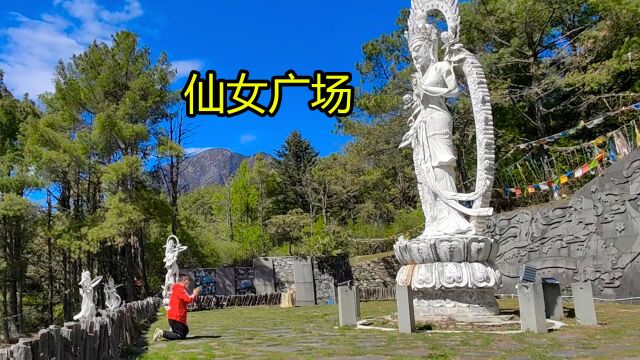 父子俩人进入藏区溜溜城,登顶康定跑马山,在仙女台许下愿望