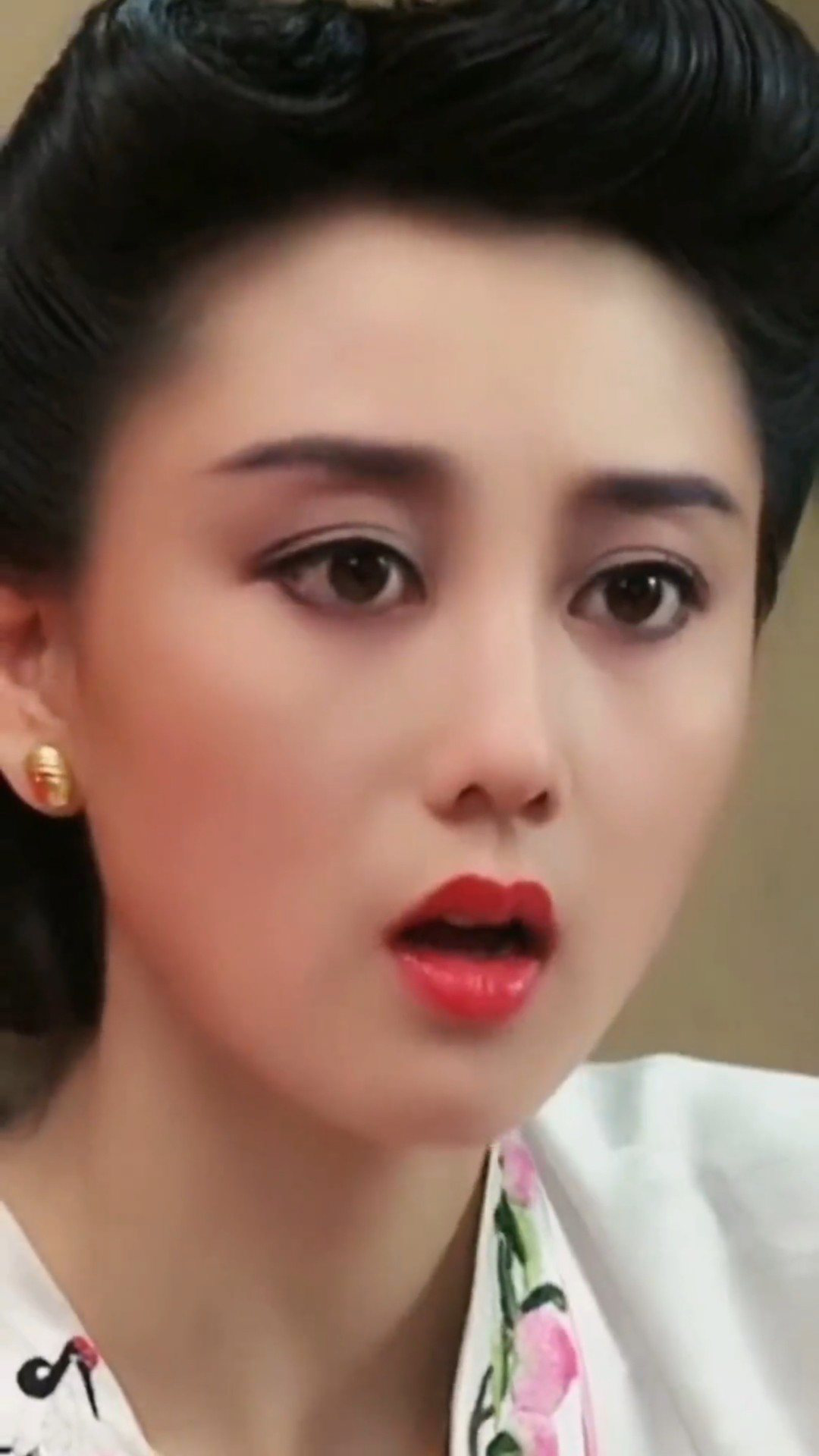 利智的民国妆漂亮,尽显优雅气质,而现实生活中属于时尚美,性感美,妩媚