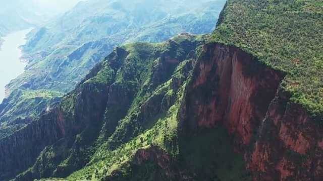 老君峰地处凉山彝族自治州南端、金沙江中游的西北侧