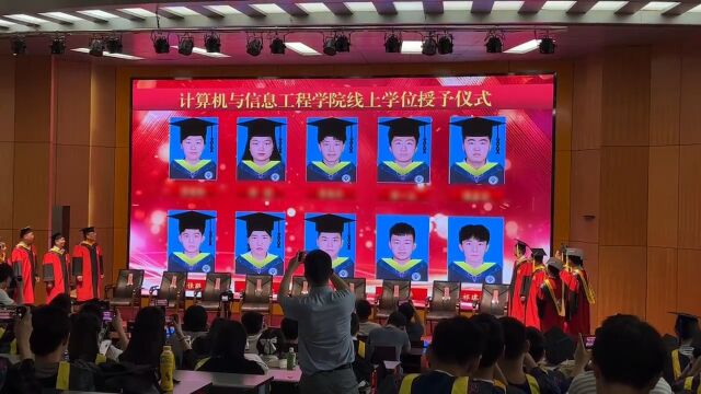 171位毕业生因疫情无法返校,学校设学位“云授予”一键戴帽,场面震撼