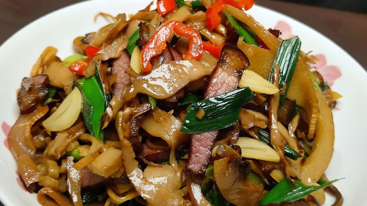 湖南特色菜烟笋炒腊肉,湘菜馆必点的一道硬菜,肉香笋脆特别开胃下饭