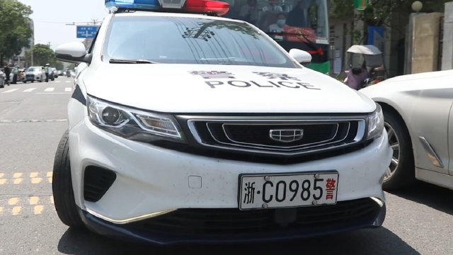 车牌尾号985警车为高考生护航 老师:希望能讨个好彩头