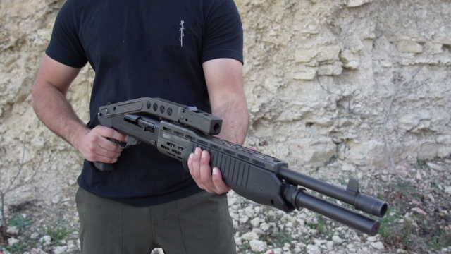 意大利spas12霰弹枪双操作模式外形犀利更是电影中的常客