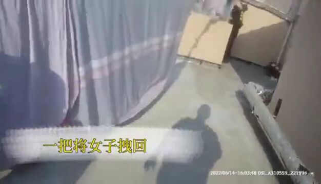 无锡女子高楼半身悬空 10秒生死营救!