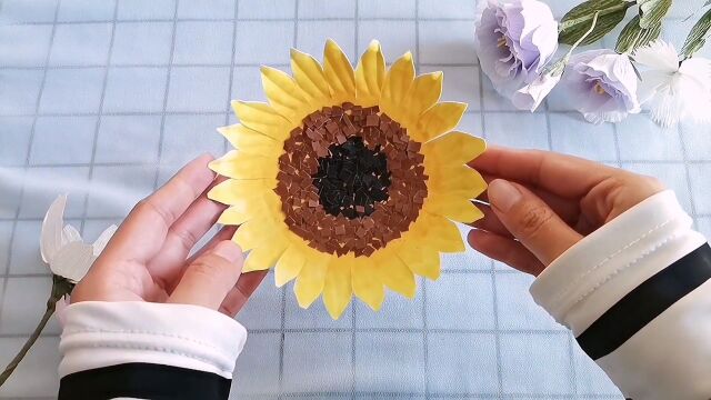 来用蛋糕纸盘制作超美的向日葵花朵 做法简单 装饰房间超好看!