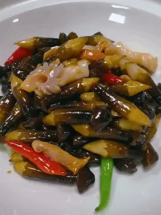 鸡枞菌炒鲜贝鸡枞菌250克鲜贝150克红椒50克青椒50克姜片20克美食创作