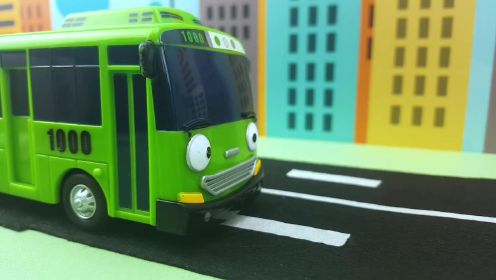 汽车总动员玩具系列：小巴士太友意外撞伤罗杰
