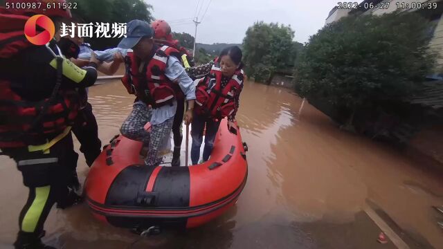 四川泸州发布暴雨红色预警 消防员紧急救援