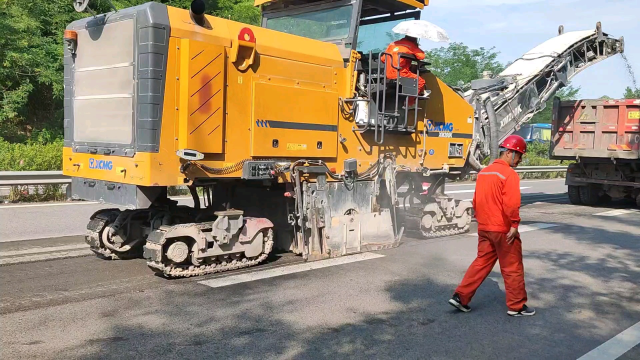 高速公路沥青路面微表处铣刨现场施工视频