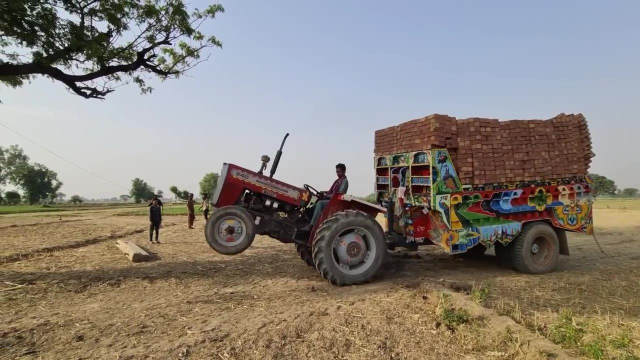 巴基斯坦小伙用拖拉机拉砖,车上放了3000口红砖,车头都撬起来了