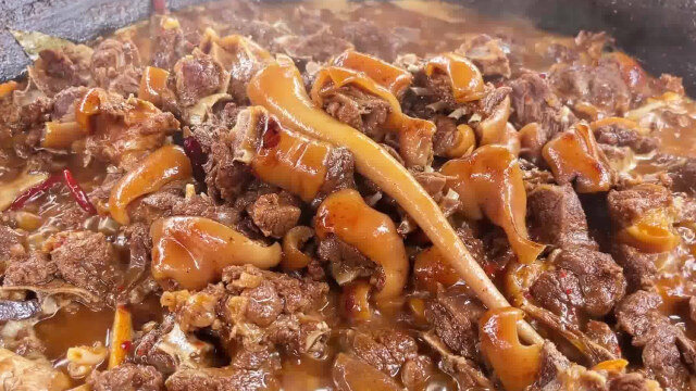 狗肉滚一滚,神仙都站不稳,大铁锅炖上一小时,看着都流口水!