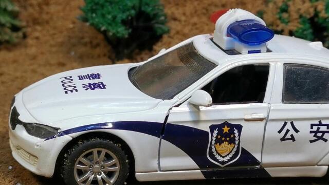 谁在上面撒土?警车追捕调皮的挖掘机