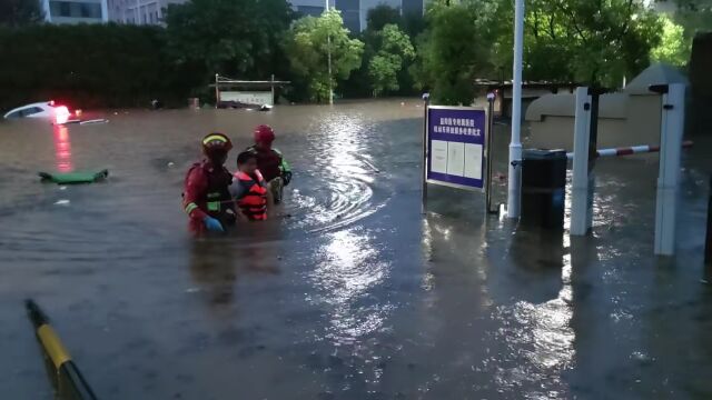 暴雨致益阳城区多处内涝,紧急疏散33名被困群众