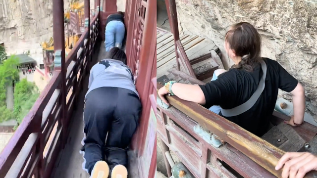 女子游悬空寺恐高跪爬走完全程:最高处悬空90米 相当于30层楼