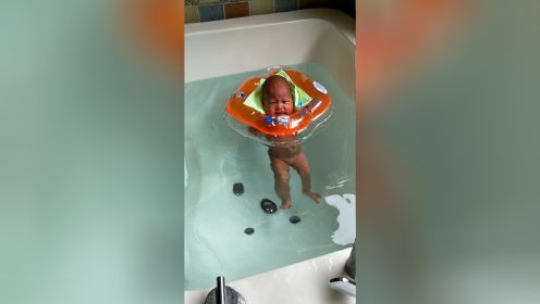 宝宝在母婴店第一次洗澡，2022.08.10。
