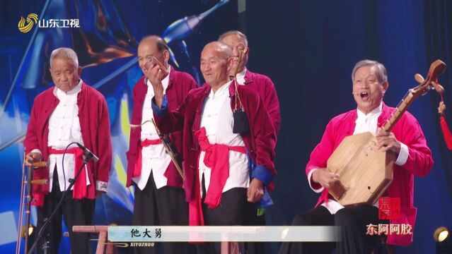 华阴老腔演员们展示手中的乐器 月琴和板凳一起演奏?