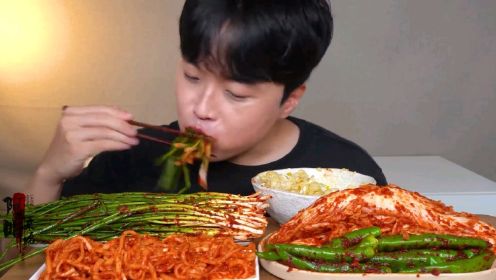 韩国吃播自制各种泡菜配完一碗米饭！
