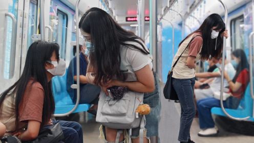 乘坐地铁时看到女孩痛经，有多少人会给她让座